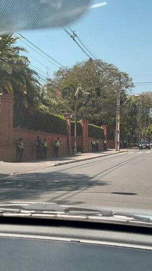 "Aparatoso y ridículo": Filizzola cuestiona despliegue policial en vivienda de Cartes