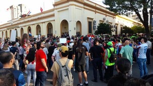 Video: Lentamente manifestantes de la Generación Z llegan al microcentro de Asunción