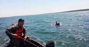 Diario HOY | Rescatan a pescadores luego de que su embarcación volcara en el Lago Itaipú