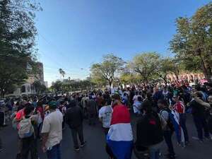 Marcha “Gen Z”: manifestantes llegan con gritos de “Paraguay” y reportan primer aprehendido - Nacionales - ABC Color