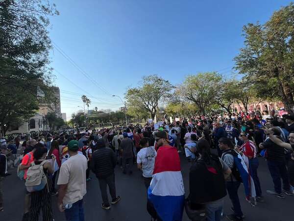 Marcha “Gen Z”: manifestantes llegan con gritos de “Paraguay” y reportan primer aprehendido - Nacionales - ABC Color
