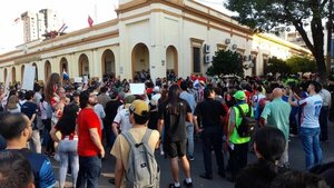 Protesta "Gen Z" recorre Asunción con al grito de "Paraguay": ya hay un detenido