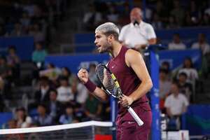 Alcaraz arrolla a Nakashima, iguala su récord de triunfos y sella su novena semifinal  - Polideportivo - ABC Color