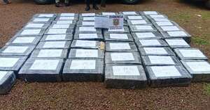 La Nación / Tras persecución policial, abandonan casi 1.000 kilos de marihuana en una camioneta