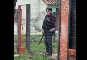 Popular / E'a: Doñita se cree dueña de la calle y amenaza a todos con un machete