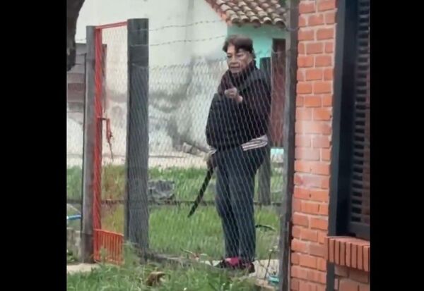 Popular / E'a: Doñita se cree dueña de la calle y amenaza a todos con un machete