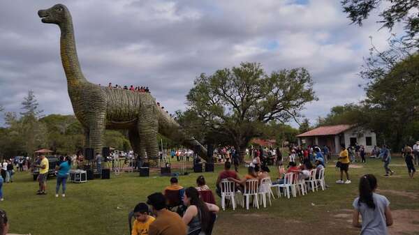 Pirayú recibió a más de mil personas que fueron a conocer el dinosaurio de 18 metros - Nacionales - ABC Color