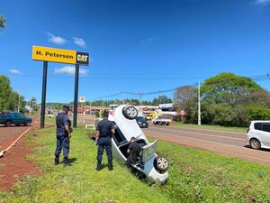 DAÑOS MATERIALES TRAS VUELCO SOBRE RUTA PY06 