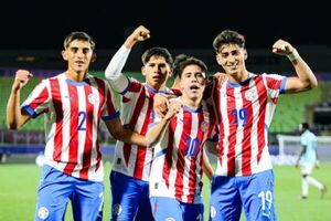 Popular / El profe Gus acompañó a los péndex en el debut victorioso de la sub 20