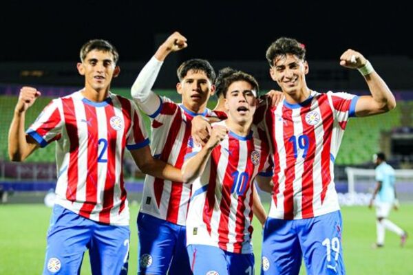 Popular / El profe Gus acompañó a los péndex en el debut victorioso de la sub 20