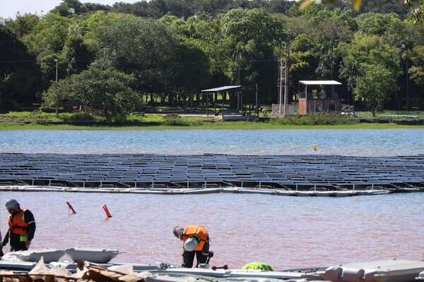 Itaipú: Culmina instalación de los paneles solares flotantes en el embalse - Economía - ABC Color