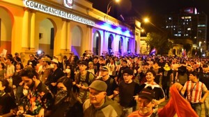 Jóvenes autoconvocados en redes marcharon contra la corrupción