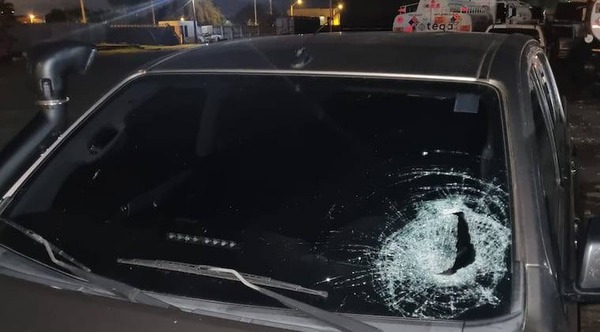 Vehículos de la DNIT fueron atacados a cascotazos en zona del Abasto