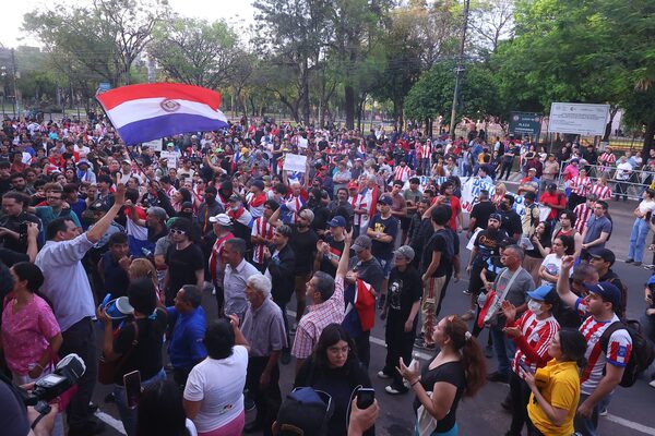 Popular / Doña amenazó co inyectar ndaje SIDA a manifestantes ha opyta presa