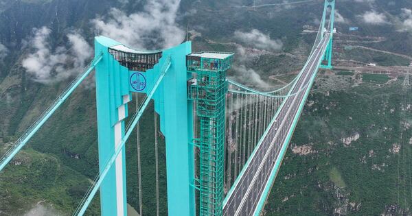 La Nación / China abre al tráfico el puente más alto del mundo