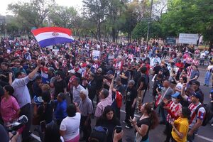 Popular / Doña amenazó co inyenctar ndaje SIDA a manifestantes ha opyta presa