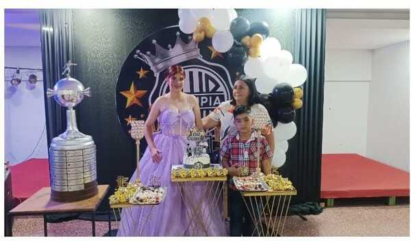 Popular / Doña cumplió el sueño de 15 a su hija gracias al rollo