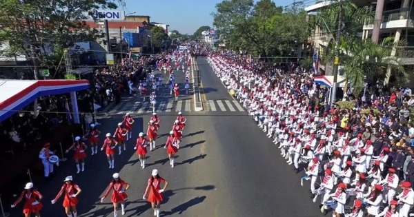 Desfile estudiantil por Boquerón bloquea tránsito en Fernando de la Mora - ADN Digital