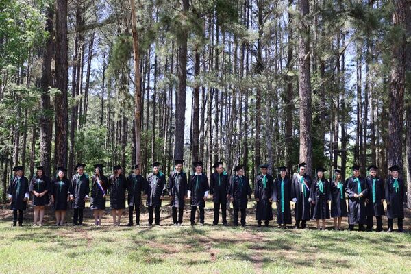 FORMACIÓN EN SECTOR FORESTAL SE FORTALECE CON EGRESO DE 24 NUEVOS TÉCNICOS SUPERIORES DE ITAPÚA Y ALTO PARANÁ