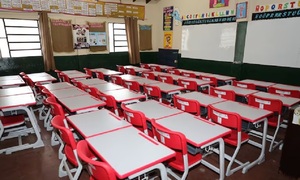 Pupitres rotos llegaron a escuela indígena de Caaguazú y miles siguen tirados en predios militares - OviedoPress