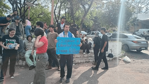 Jóvenes en vigilia exigen liberación de 31 detenidos - Noticiero Paraguay