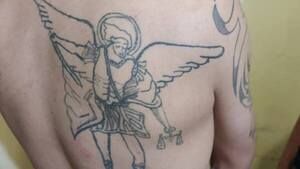 En la víspera de San Miguel, detuvieron a violento con tatuaje del santo