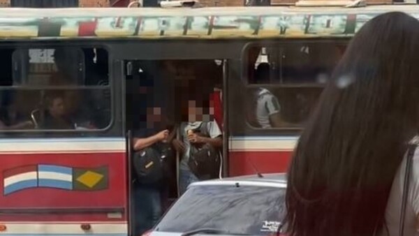 Video viral: Tomaron ceecita en la estribera del colectivo
