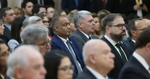 El Defensor del Pueblo llegó a la Agrupación Especializada recién a las 3 de la tarde y la oposición lo cruzó