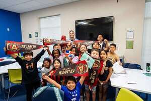 Almirón y un gesto de conmovedor para la comunidad latina de Atlanta - Fútbol Internacional - ABC Color