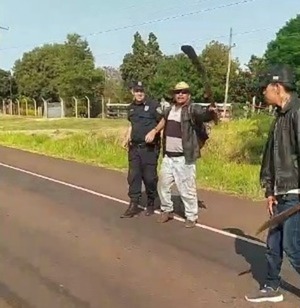A punta de machete, «sin tierras» retuvieron a un comisario en Ybyrarovaná