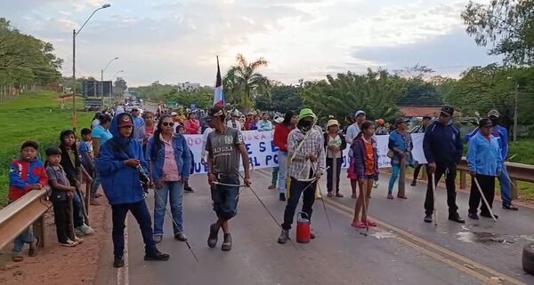 Indígenas bloquean puente de Yby Yaú en reclamo al Gobierno - Concepción al Día