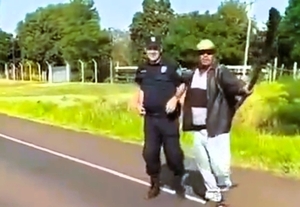 Campesinos bloquean ruta en Ybyrarobaná y retienen comisario: hay un detenido