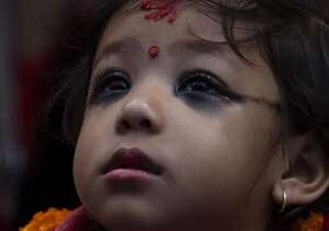 Una niña de dos años es entronizada como la nueva “diosa viviente” de Nepal - Mundo - ABC Color