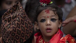 Una niña de dos años es entronizada como la nueva "diosa viviente" de Nepal