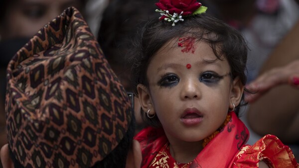 Una niña de dos años es entronizada como la nueva "diosa viviente" de Nepal