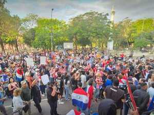 Senadores acusan al Gobierno de vigilar redes y chats de manifestantes