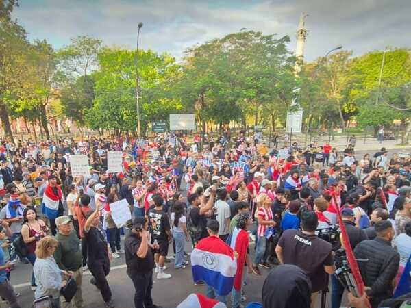 Senadores acusan al Gobierno de vigilar redes y chats de manifestantes
