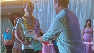 Confitero ganó carrera con zapato de punta fina de ¡15 centímetros!