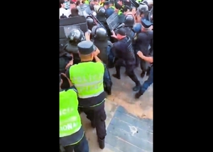 Ocho policías heridos en protesta de jóvenes: uno perdió gran parte de la dentadura