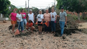 Vecinos cierran calle con ramas y municipalidad libera el paso en barrio San Antonio - Concepción al Día