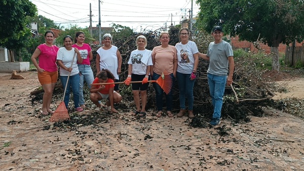 Vecinos cierran calle con ramas y municipalidad libera el paso en barrio San Antonio - Concepción al Día