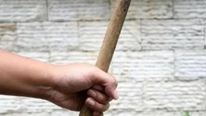 Hombre fue atacado con un palo por su pareja y terminó en el hospital