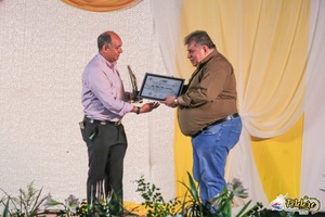 Edgar López recibe reconocimiento "por su gran apoyo al 6º Encuentro Latinoamericano del Folclore Py 2025" - San Lorenzo Hoy