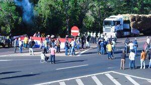 Cañicultores retoman el bloqueo en la Ruta PY02 con más gremios y camiones