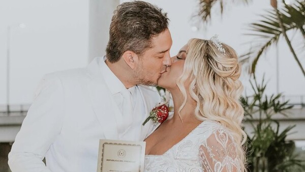 Popular / ¡Atendé cómo Junior Rodríguez y Fátima Román festejaron sus "bodas de papel"!