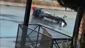 Lluvia de problemas: Conductores caen en tramposos baches