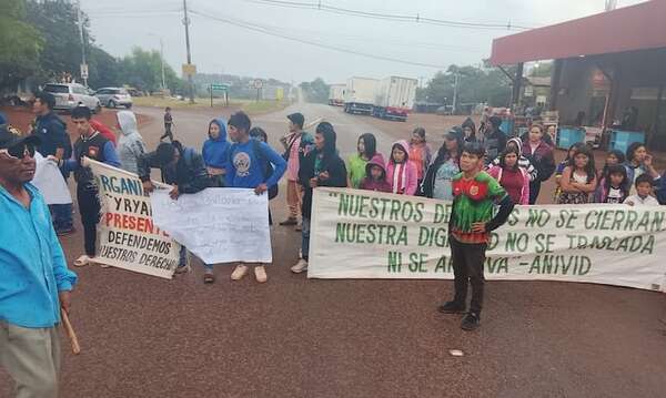 Bloqueos en Minga Guazú: indígenas exigen la destitución del presidente del INDI  - ABC en el Este - ABC Color