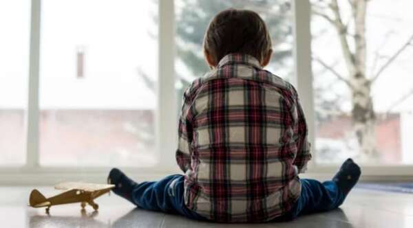 Madre denuncia a empresa de transporte por abandono de su hijo con TEA