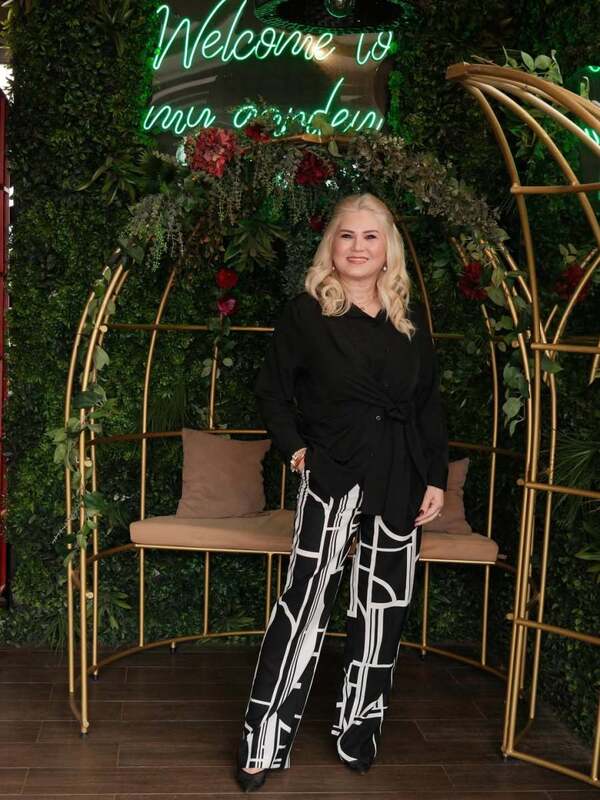 Mamá de Nadia Ferreira conquista TikTok como ícono de estilo para mujeres de 60 años