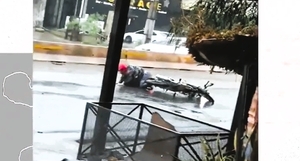Video: Motociclistas heridos por un bache en obras abandonadas del Metrobús